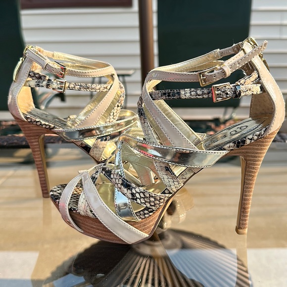 GUESS PLATFORM HEELS - Picture 1 of 10